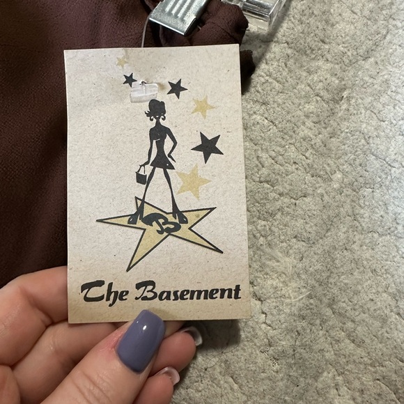 Adorable chocolate skirt flowing with a flair bottom - Picture 2 of 5